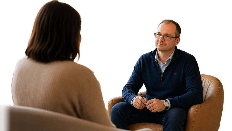 Ein Psychiater im Gespräch mit einer Betroffenen in freundlicher Atmosphäre